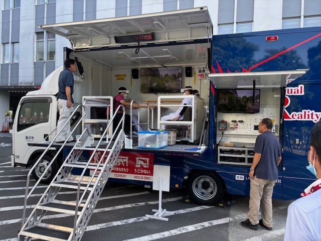 地震体験車へ乗車